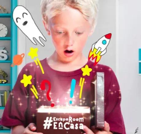 Niño viendo el libro de Escape Room en Casa para niños