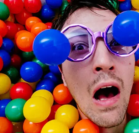 Chico en la bañera de After-Party Escape Room