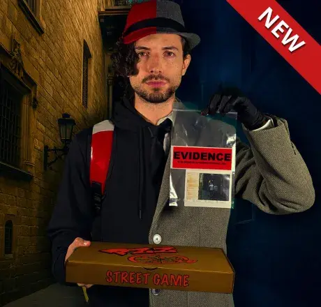 Repartidor de pizza del juego “La Última Entrega” en el escape room exterior del Barrio Gótico de Barcelona