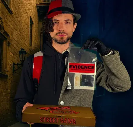 Repartidor de pizza del juego “La Última Entrega” en el escape room exterior del Barrio Gótico de Barcelona