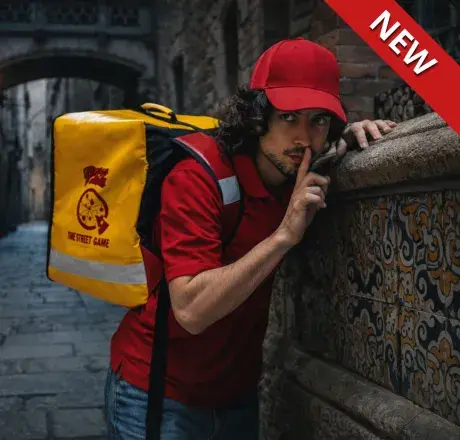 Repartidor de pizza del juego “La Última Entrega” en el escape room exterior del Barrio Gótico de Barcelona