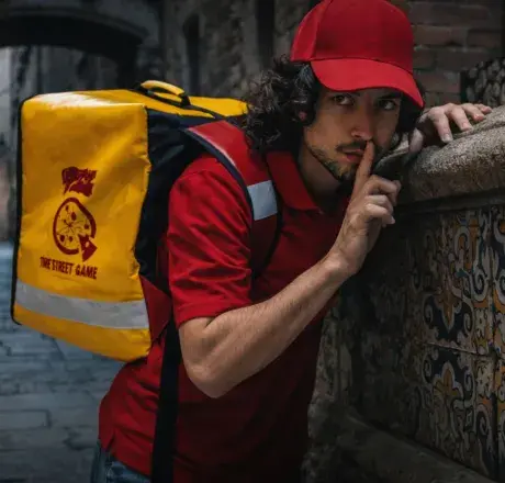 Repartidor de pizza del juego “La Última Entrega” en el escape room exterior del Barrio Gótico de Barcelona
